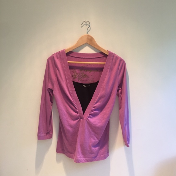 Propaganda long sleeve tee w/ a deep v-neck fuscia - Picture 5 of 13